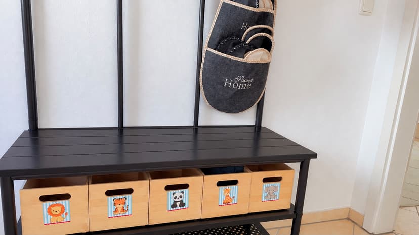 Garderobe - Kindgerechte Aufbewahrung mit eigenen Kisten für jedes Kind