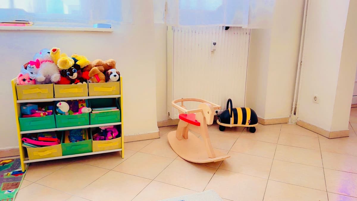 Heller Spielbereich mit kindgerechter Einrichtung und Spielmaterialien